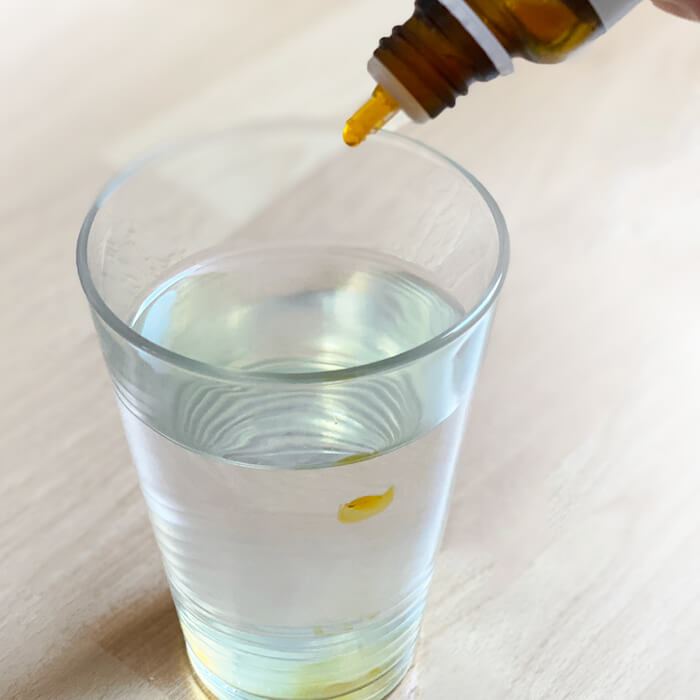 microSolve+ Omega-3-Fettsäuren Tropfen in einem Glas Wasser Omega-3-Fettsäuren microSolve+ von FitLine Tropfen im Wasser